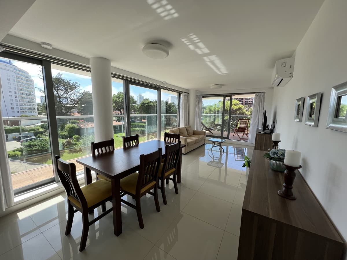 Venta de apartamento 2 dormitorios en edificio de categoría Playa Brava