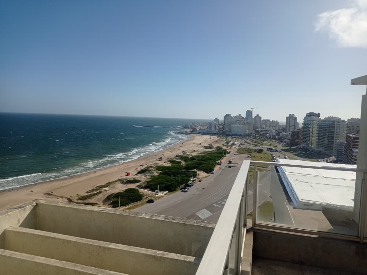 Venta apartamento 4 dormitorios. Playa brava, Punta del Este.