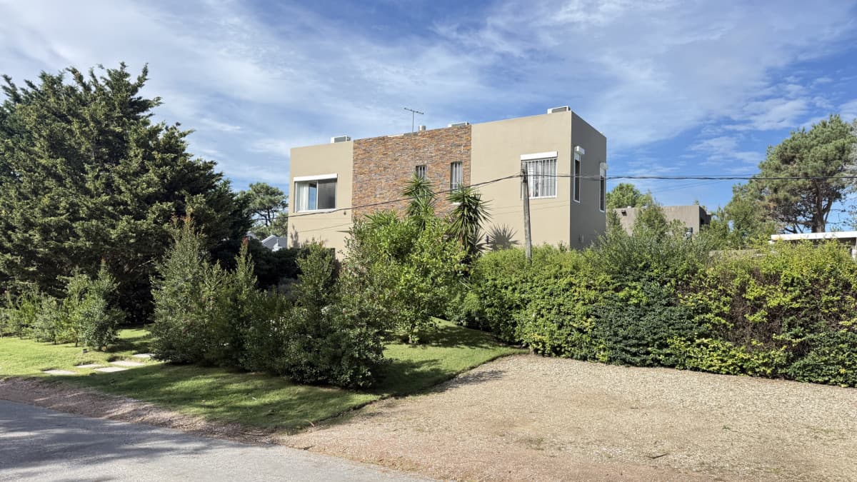 Casa en La Barra, 3 dormitorios en suite y dependencia de servicio.