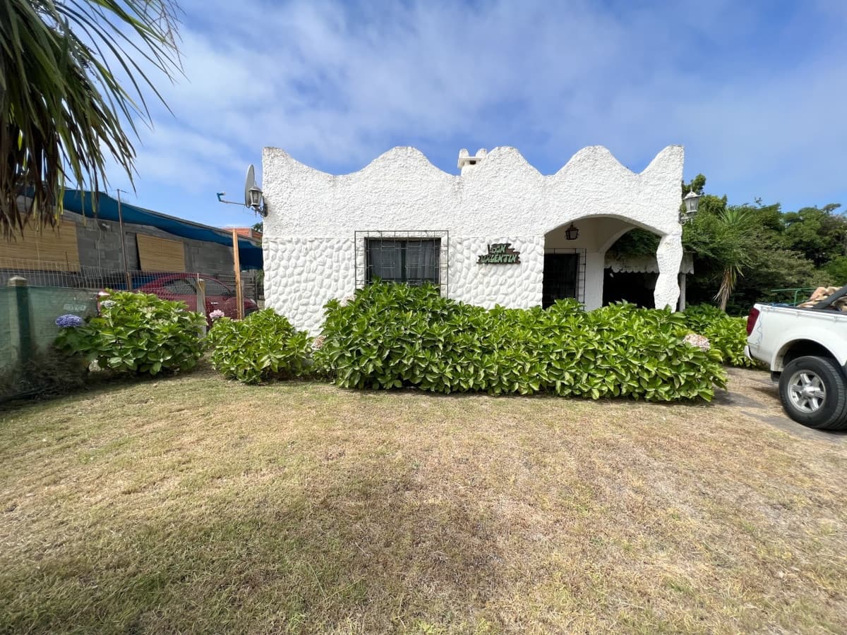 CASA EN VENTA EN BALNEARIO BSAS A 300 MTS DEL MAR