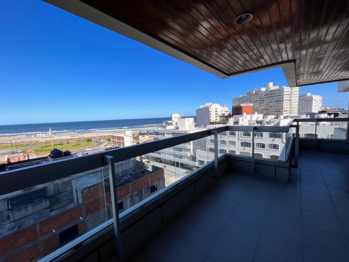 APARTAMENTO EN ALQUILER 3 DORMITORIOS Y DEPENDENCIA PRIMERA LINEA MANSA!!