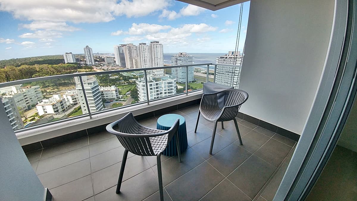 Venta apartamento dos dormitorios punta del este edificio wind tower vista al mar