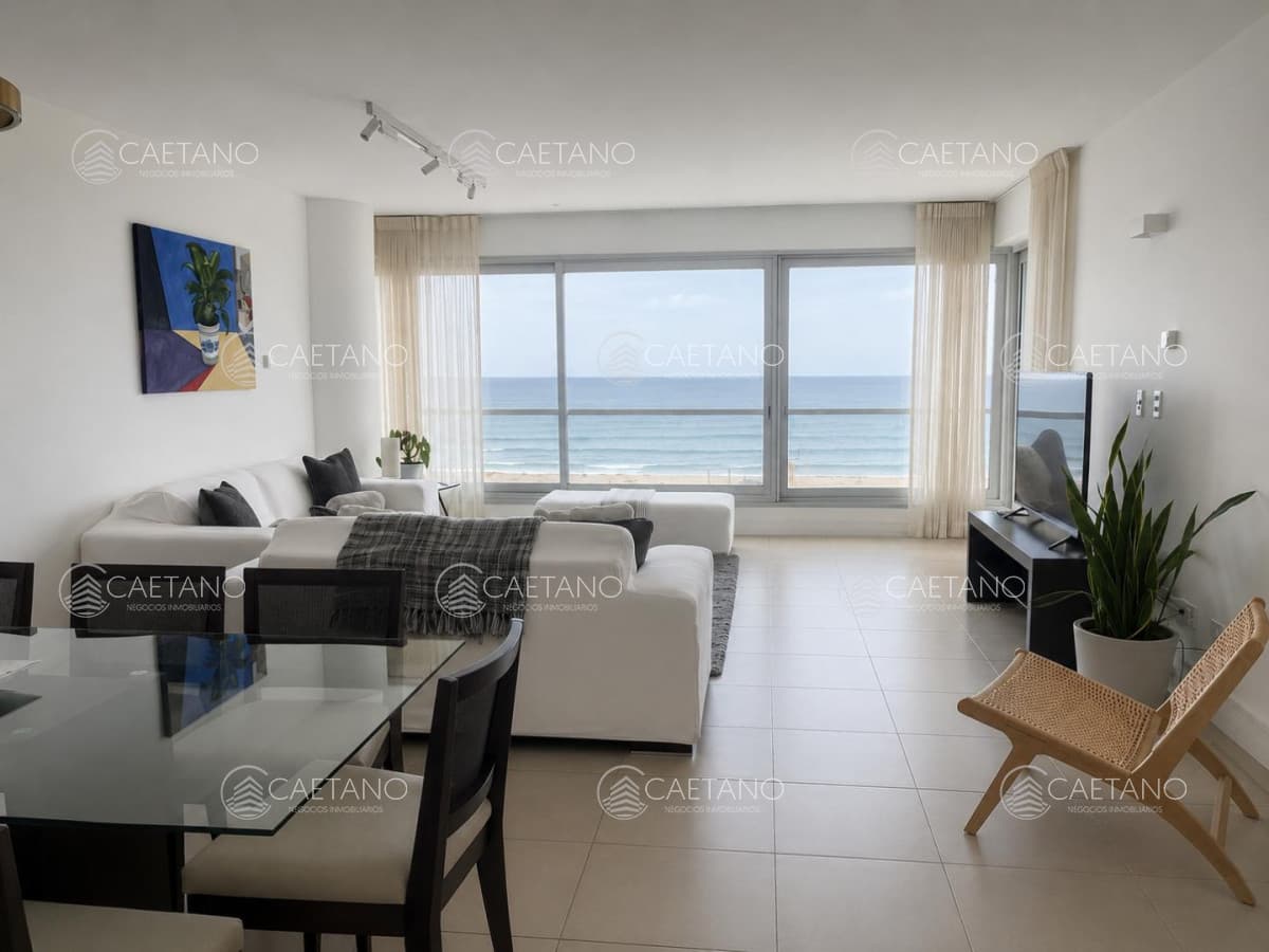 Apartamento de dos dormitorios en venta en Playa Brava con balcón