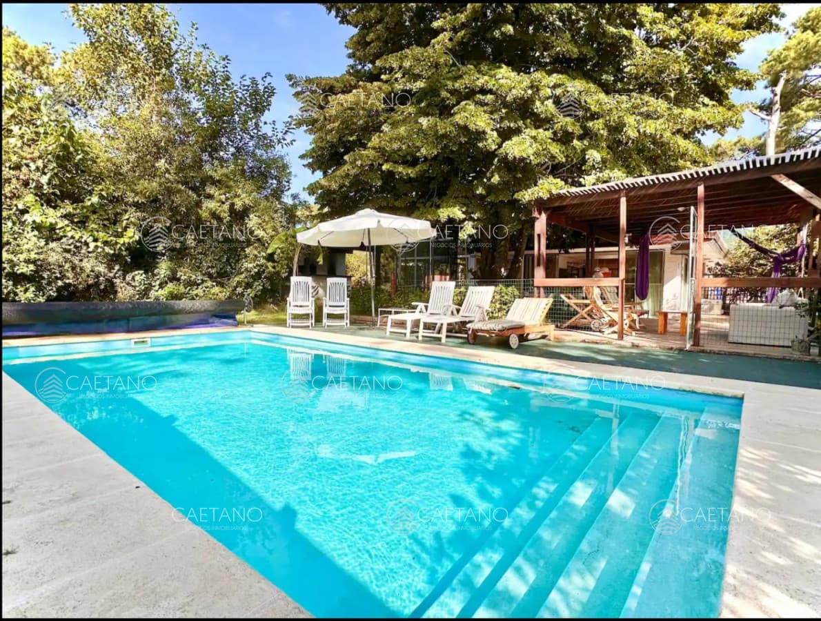 Casa con amplio parque y piscina