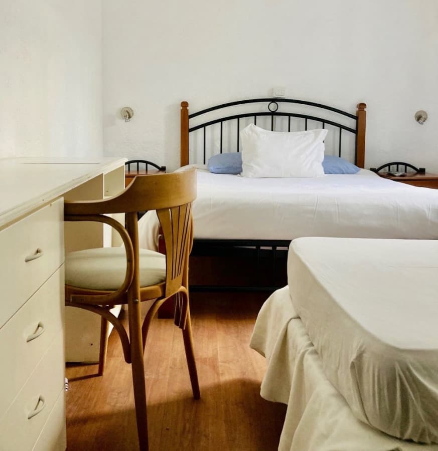 VENDO EXCEPCIONAL HOTEL DE 16 HABITACIONES ( DOBLE, TRIPLE Y CUADRUPLES ) EN PUNTA DEL ESTE , CON PROYECTO APROBADO DE EXPANSION DE 8 APARTAMENTOS