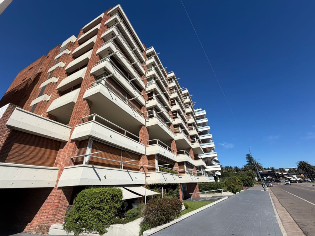 Apartamento en Venta de 3 dormitorios en el puerto de Punta del este