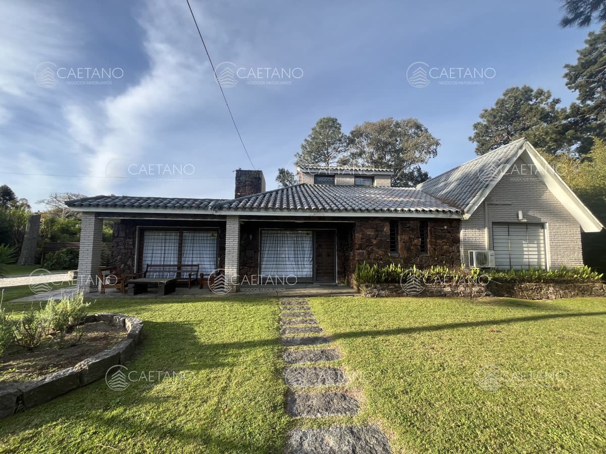 Venta Casa Punta del Este 4 dormitorios en Barrio Marly Punta del Este con piscina