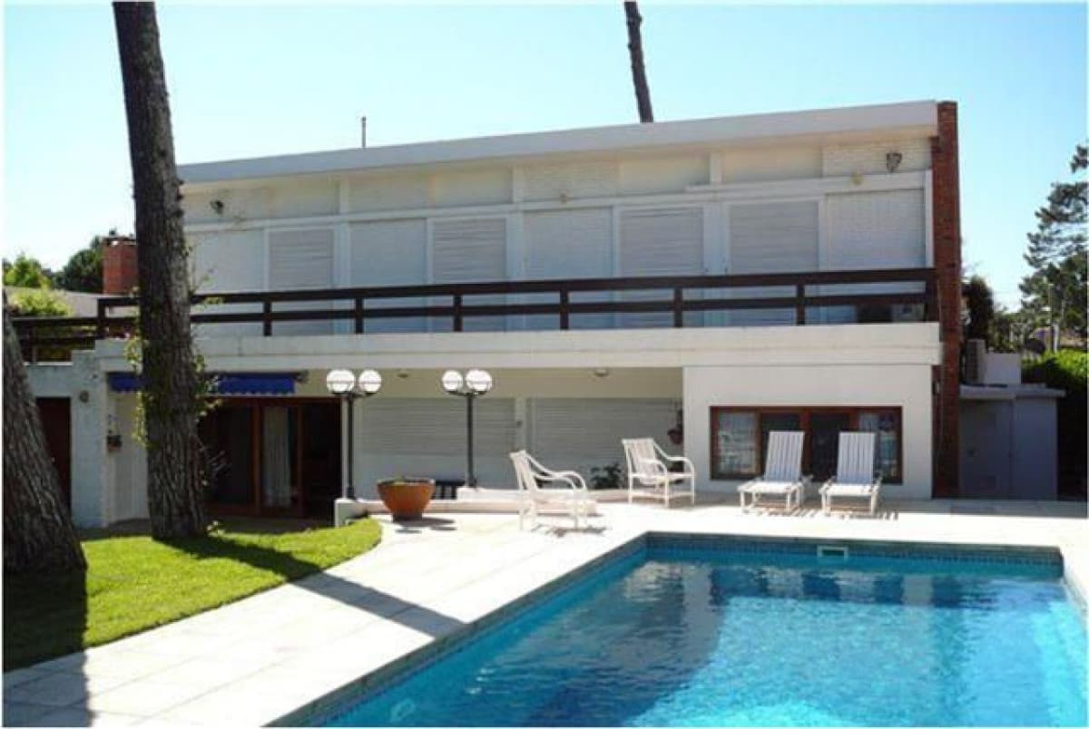Casa en Punta del Este, Mansa, a poca distancia del mar