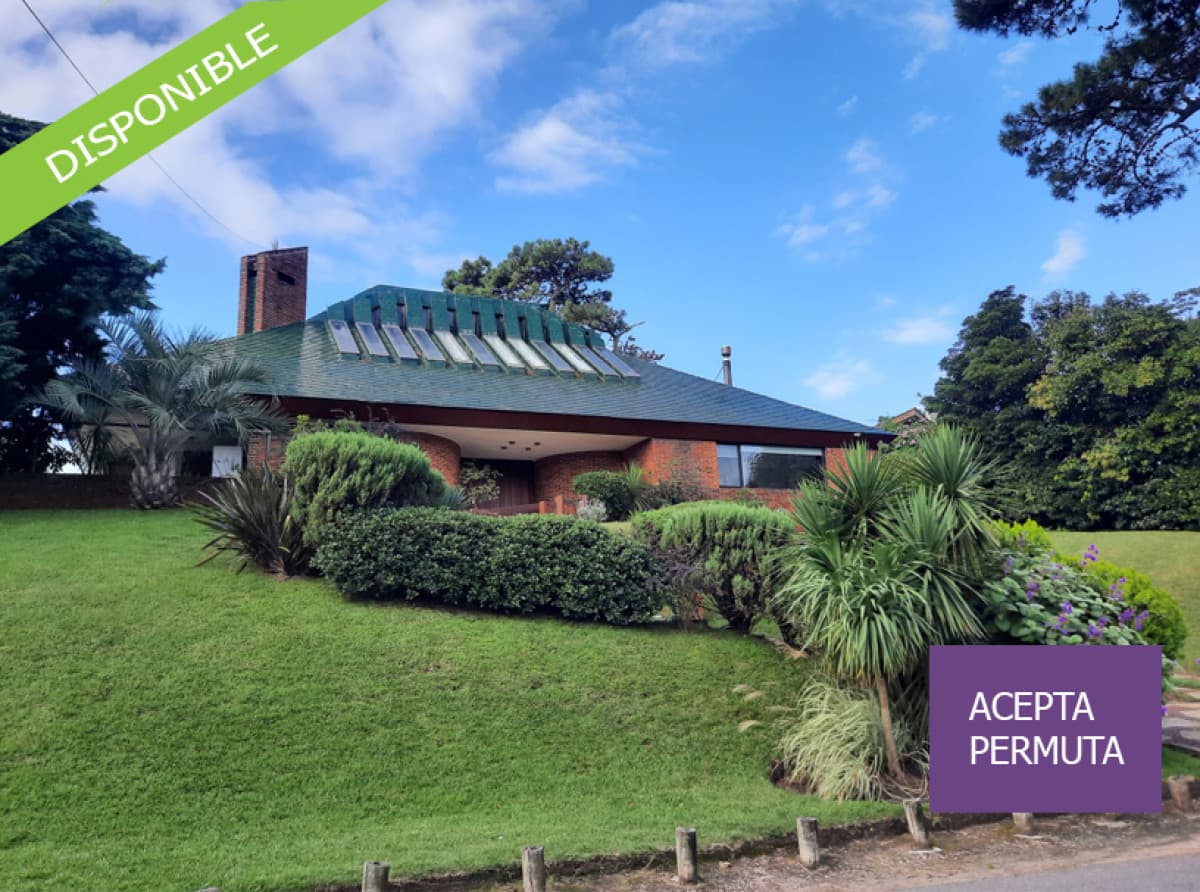 Oportunidad; Casa - Chalet en venta - permuta, de cinco dormitorios en Punta del Este