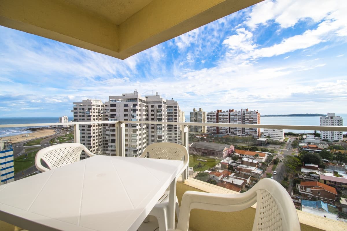 Apartamento en alquiler temporario dos dormitorios con vista a Playa Mansa