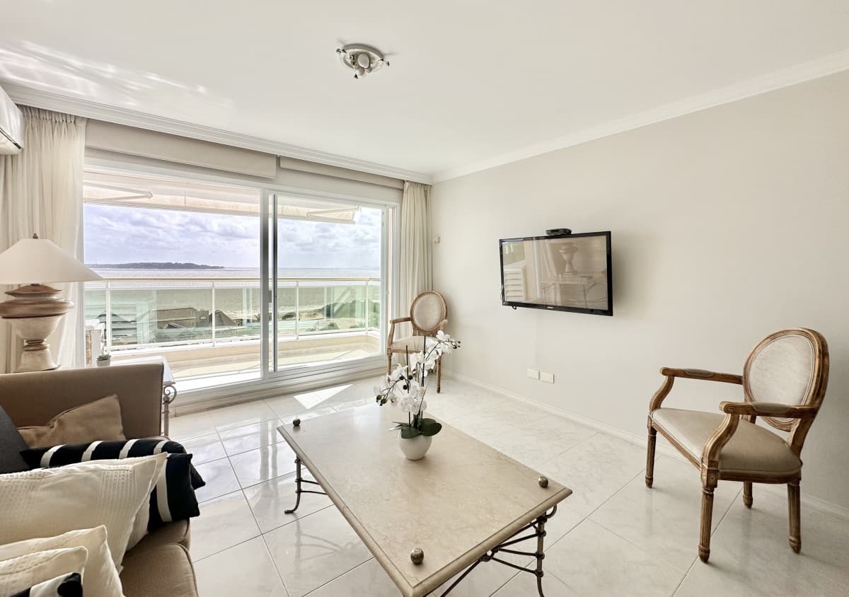 Apartamento en excelente torre frente a Playa Mansa en parada 5. Vista plena al mar e Isla de Gorriti