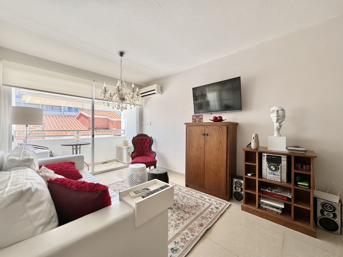 Apartamento de dos dormitorios en venta, Playa Brava, Punta del Este.