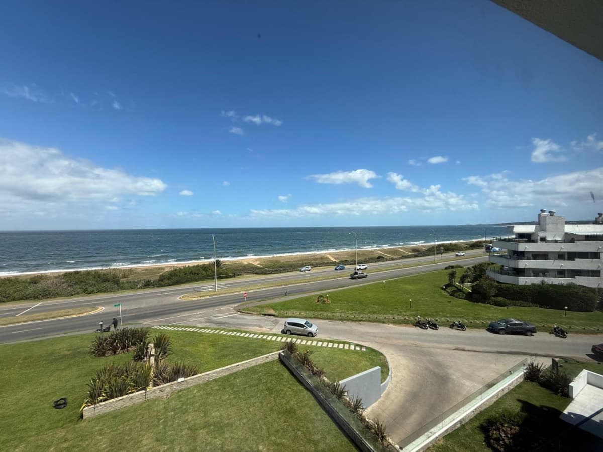 Venta departamento tres dormitorios en suite frente al mar Playa Mansa Punta del Este