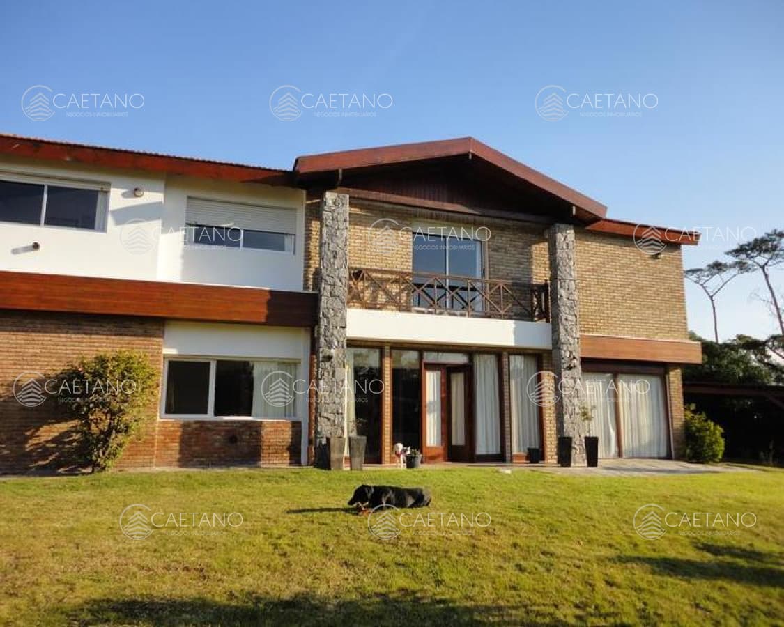 Venta y alquiler temporario de gran casa en Pinares a una cuadra de la Playa