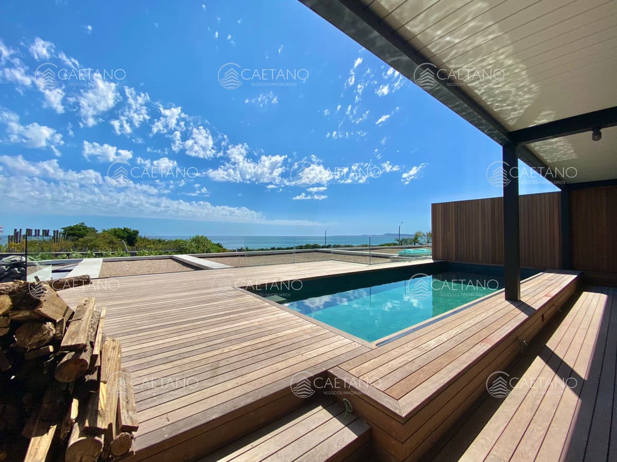 Casa de tres dormitorios en frente al Mar en venta, Punta Ballena