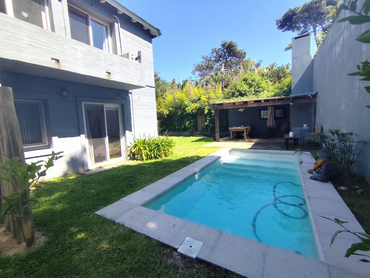 Casa en Montoya próxima al mar con piscina y parrillero