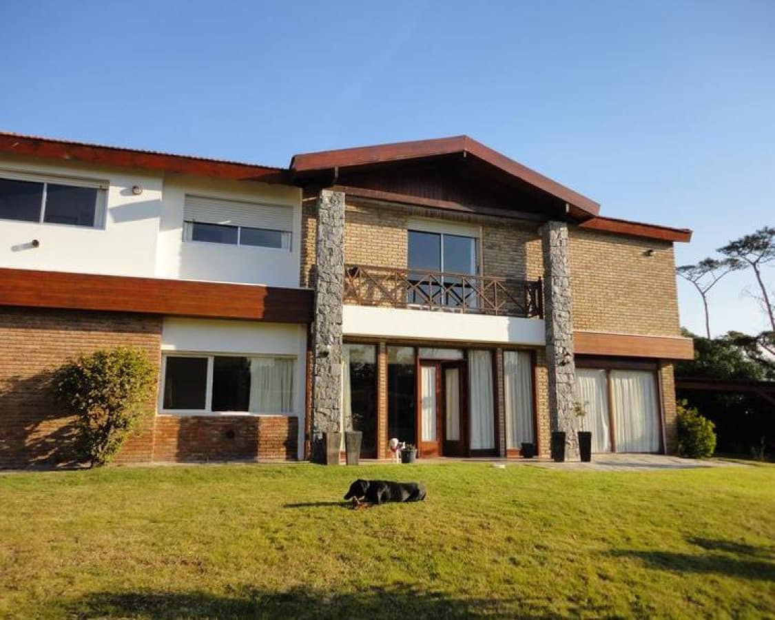 Venta y alquiler temporario de gran casa en Pinares a una cuadra de la Playa