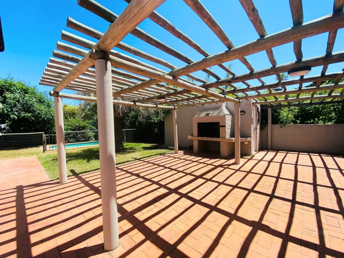 Excelente casa en venta de La Barra de tres dormitorios + dependencia con parrillero y piscina.