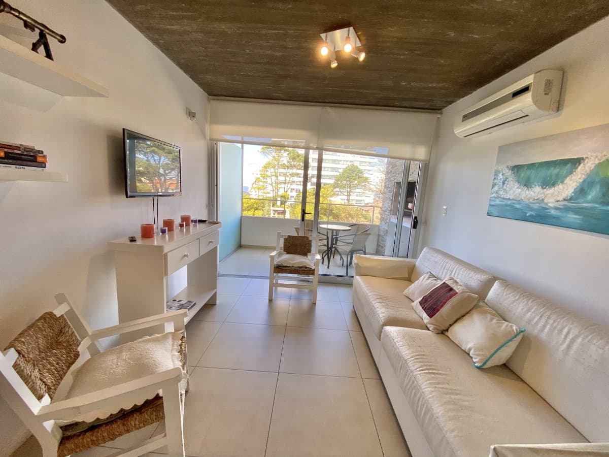 VENTA DE APARTAMENTO DE 2 DORMITORIOS CON PARRILLERO PROPIO EN AIDY GRILL PUNTA DEL ESTE