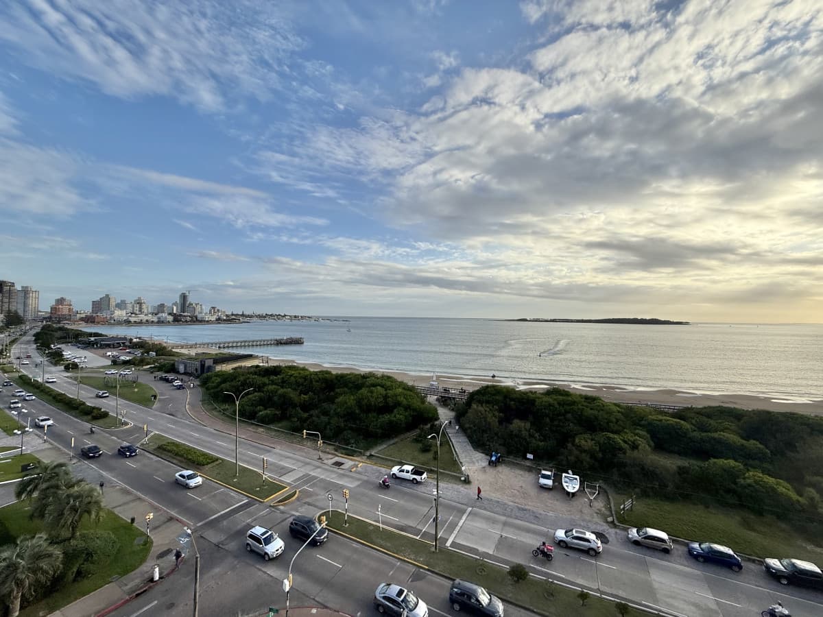 Venta apartamento 3 dormitorios. Playa mansa, Punta del Este.