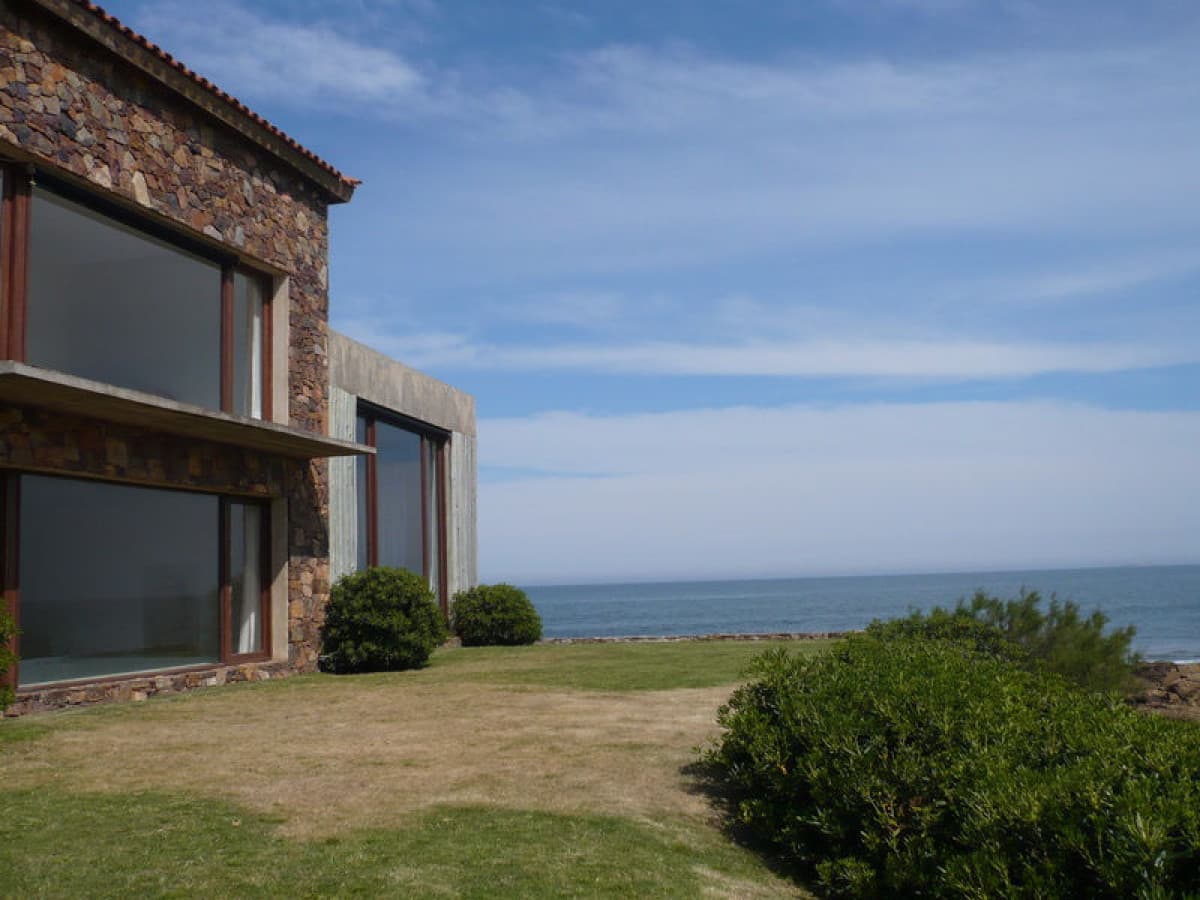 Hermosa casa sobre el mar