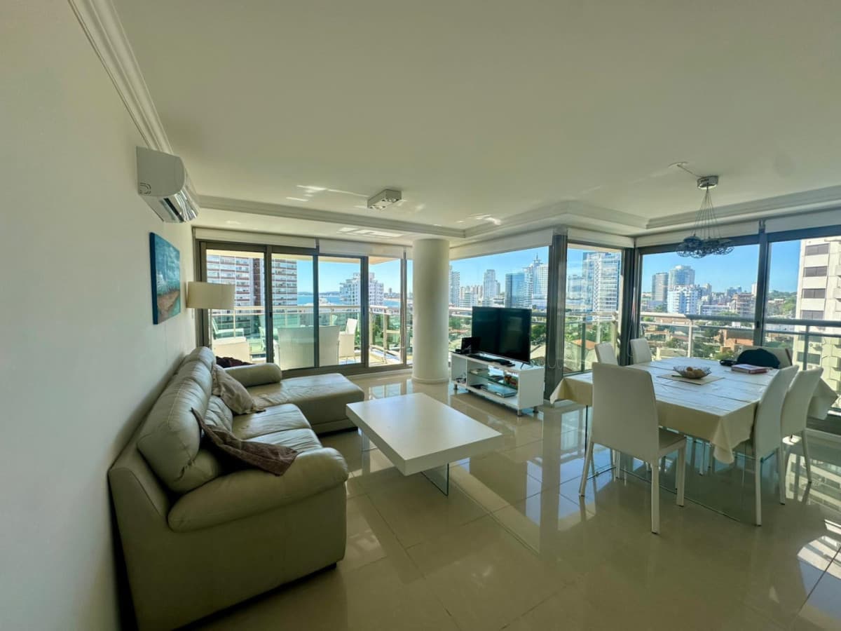 Excelente apartamento en venta en Punta del Este con vista al mar