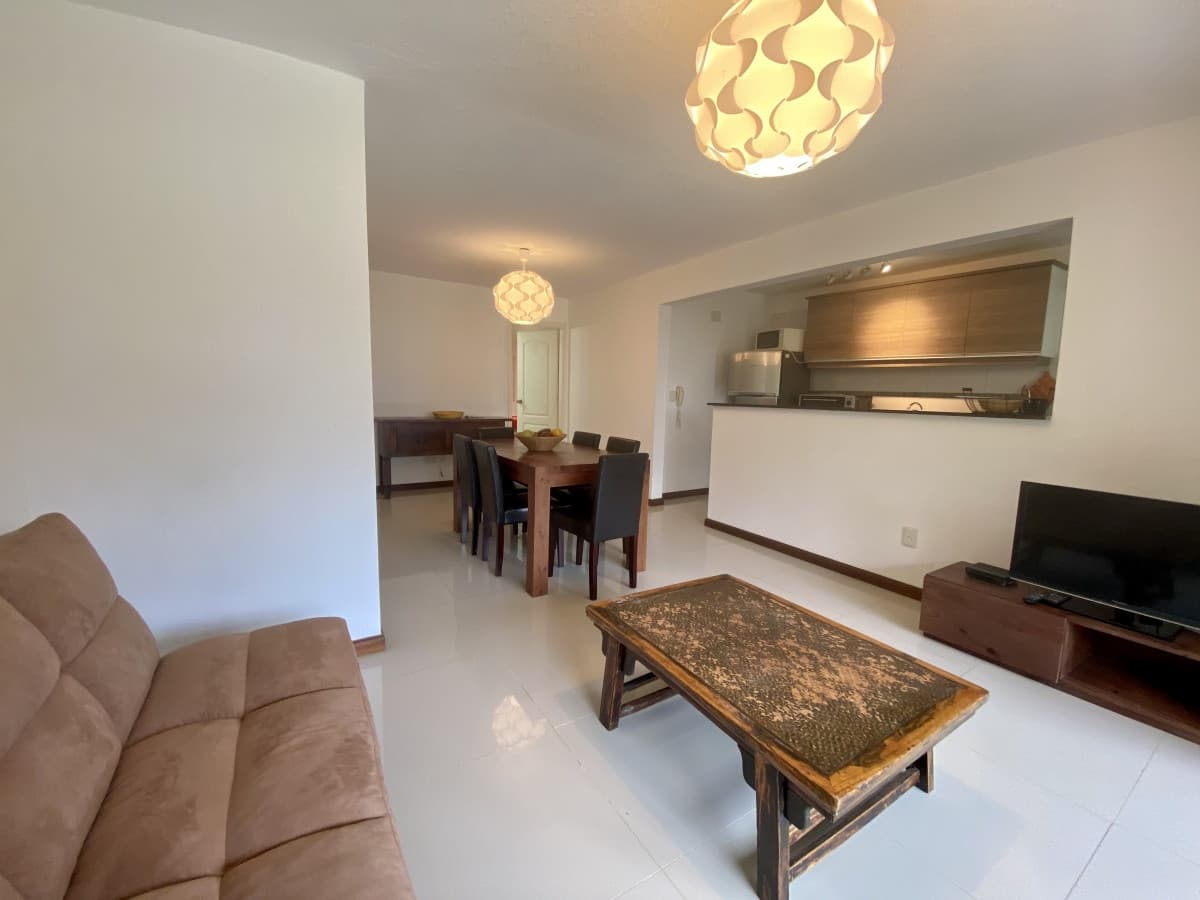 Apartamento esquinero en zona brava