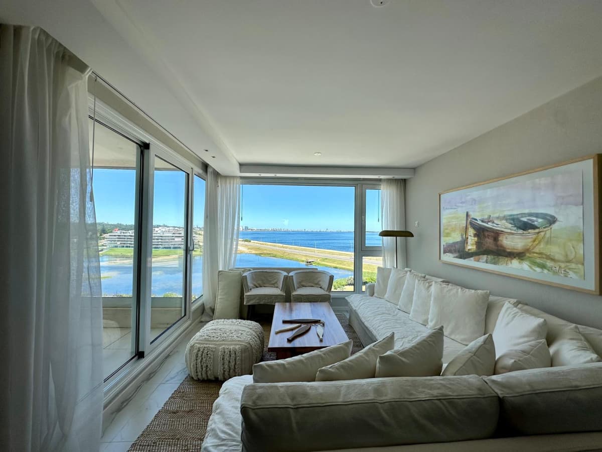Venta apartamento 3 dormitorios. Playa mansa, Punta del Este.