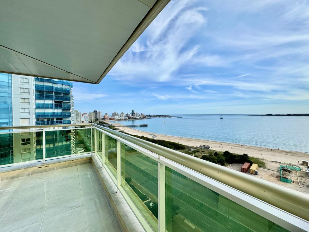 Alquiler anual o temporal apartamento tres dormitorios playa mansa Punta del Este