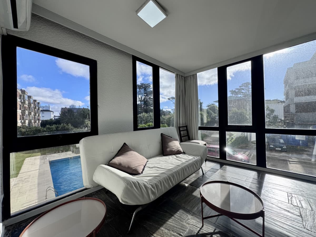 Venta apartamento de dos dormitorios, Playa Brava - Punta del Este