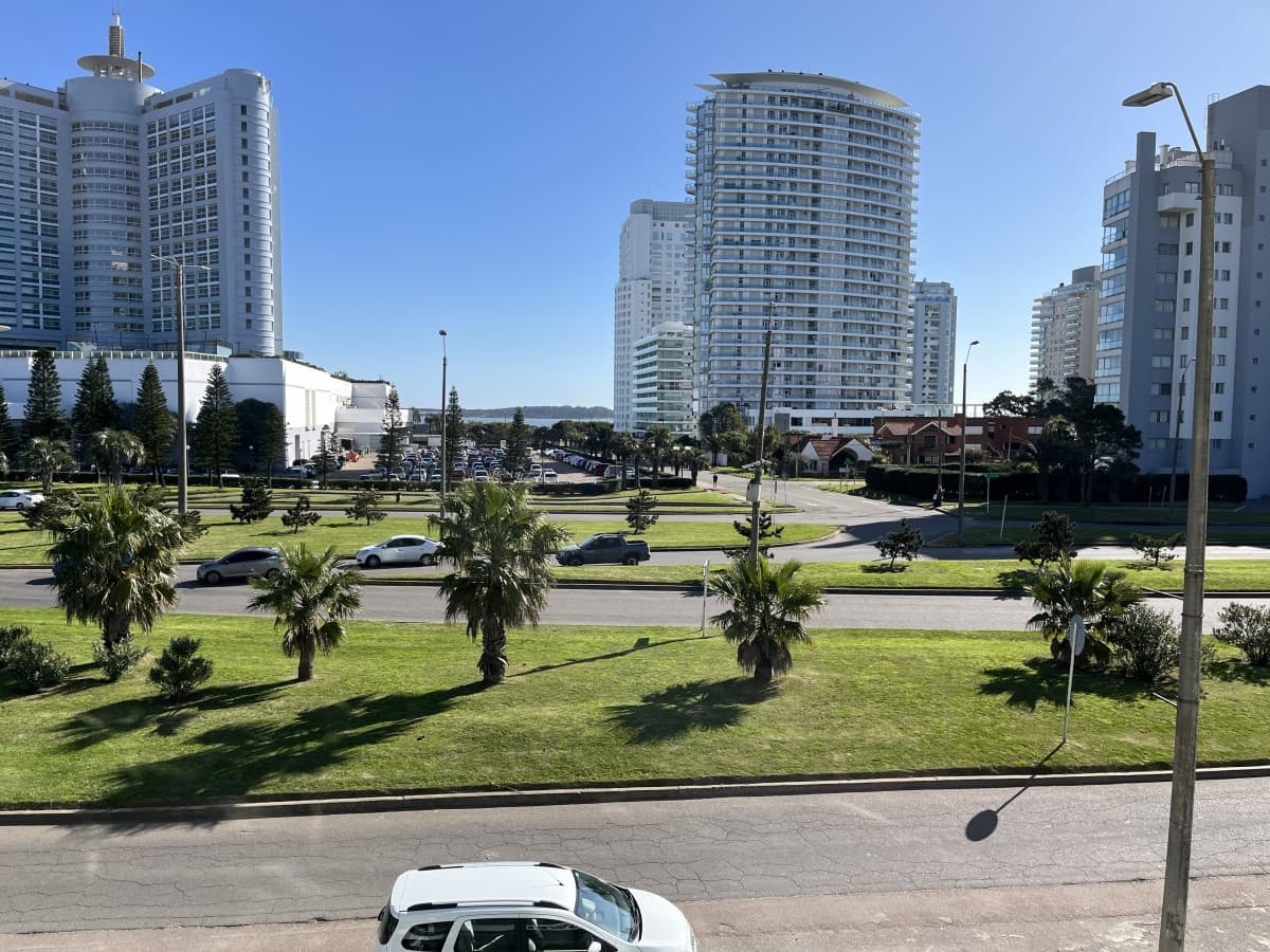 Apartamento en Alquiler a una cuadra del mar (Playa Mansa) en torre nueva, con todos y excelentes servicios .