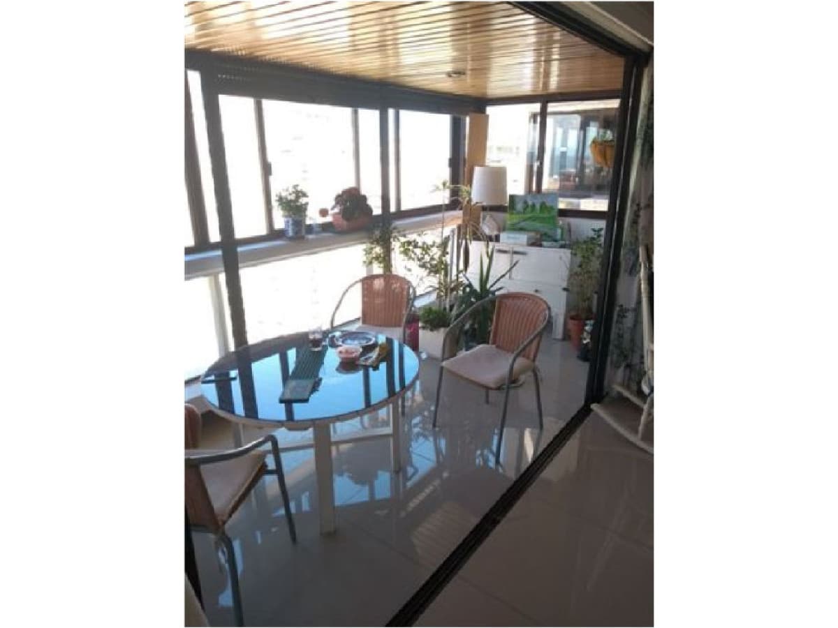 Excelente opción para vivir todo el año y o vacacionar, ya que se encuentra rodeado de todos los servicios y frente al mar (playa brava)