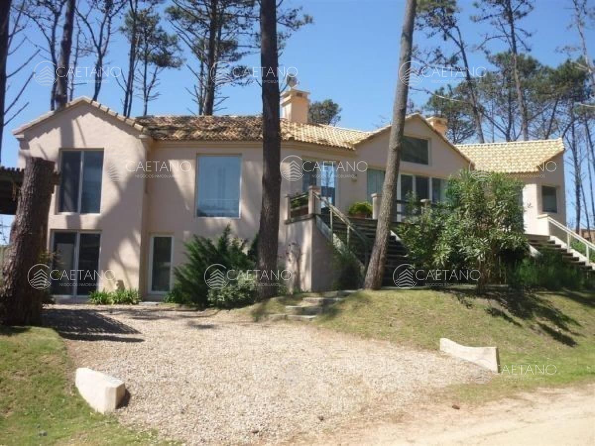 Hermosa casa de dos plantas con piscina!