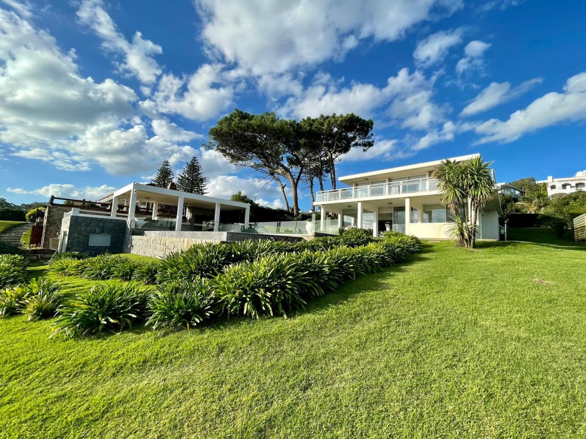 Exclusiva casa sobre la playa de Solanas. Excelentes vistas, piscina y parrillero con vista al mar.