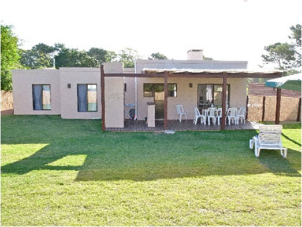 OPORTUNIDAD!!! Cálida , impecable totalmente equipada y de excelente construcción.