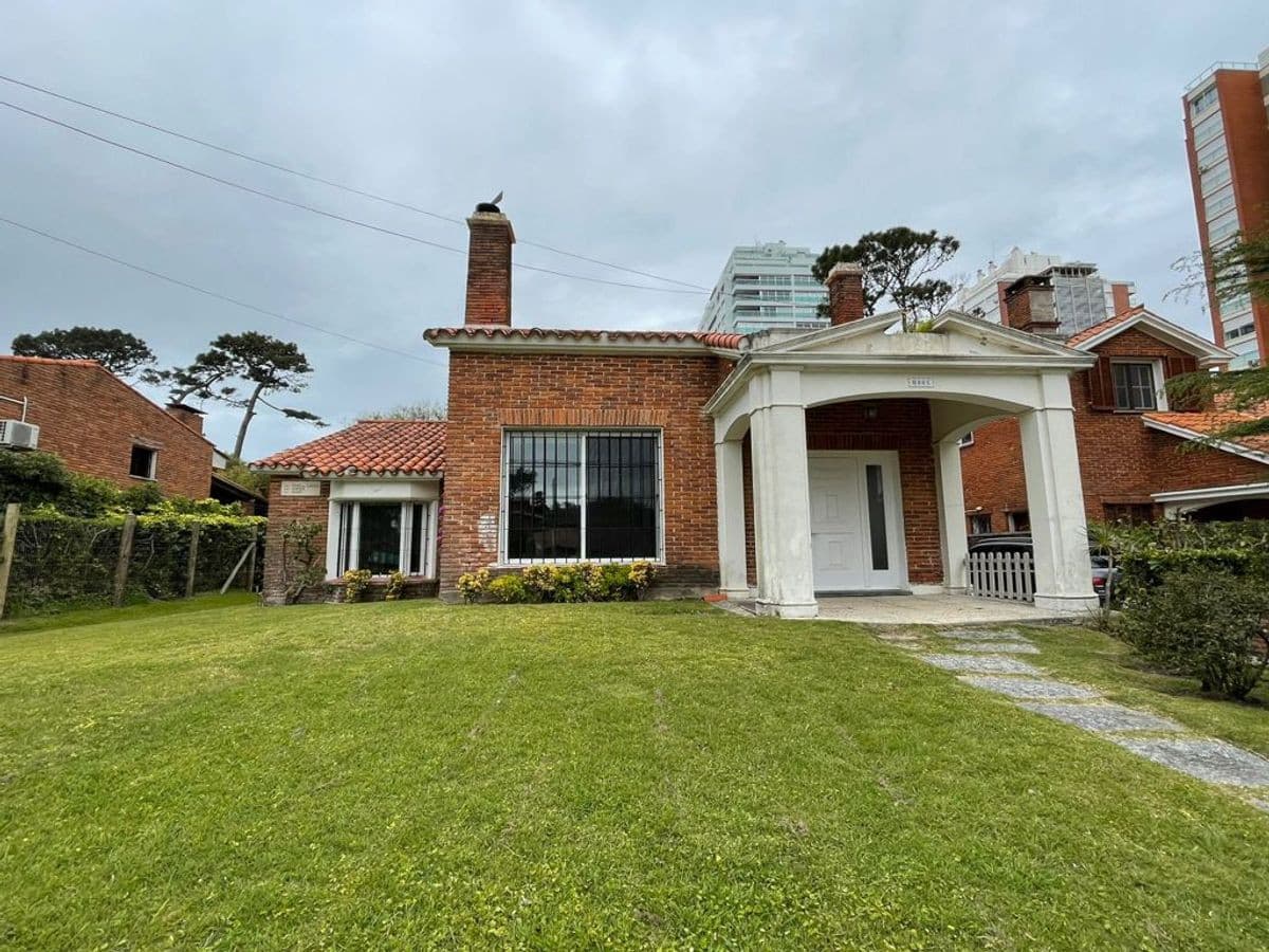 Venta casa - 4 dormitorios - Playa Mansa - Punta del Este