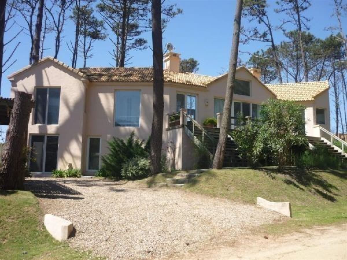 Hermosa casa de dos plantas con piscina!
