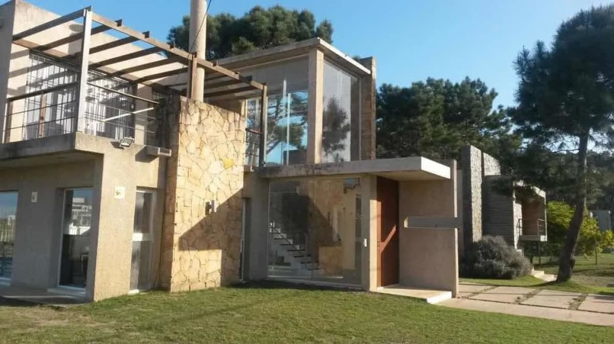 Hermosa casa amarilla de dos plantas con piscina!