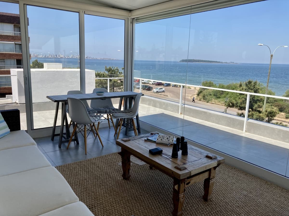 Casa Punta del Este en primera linea de la mansa