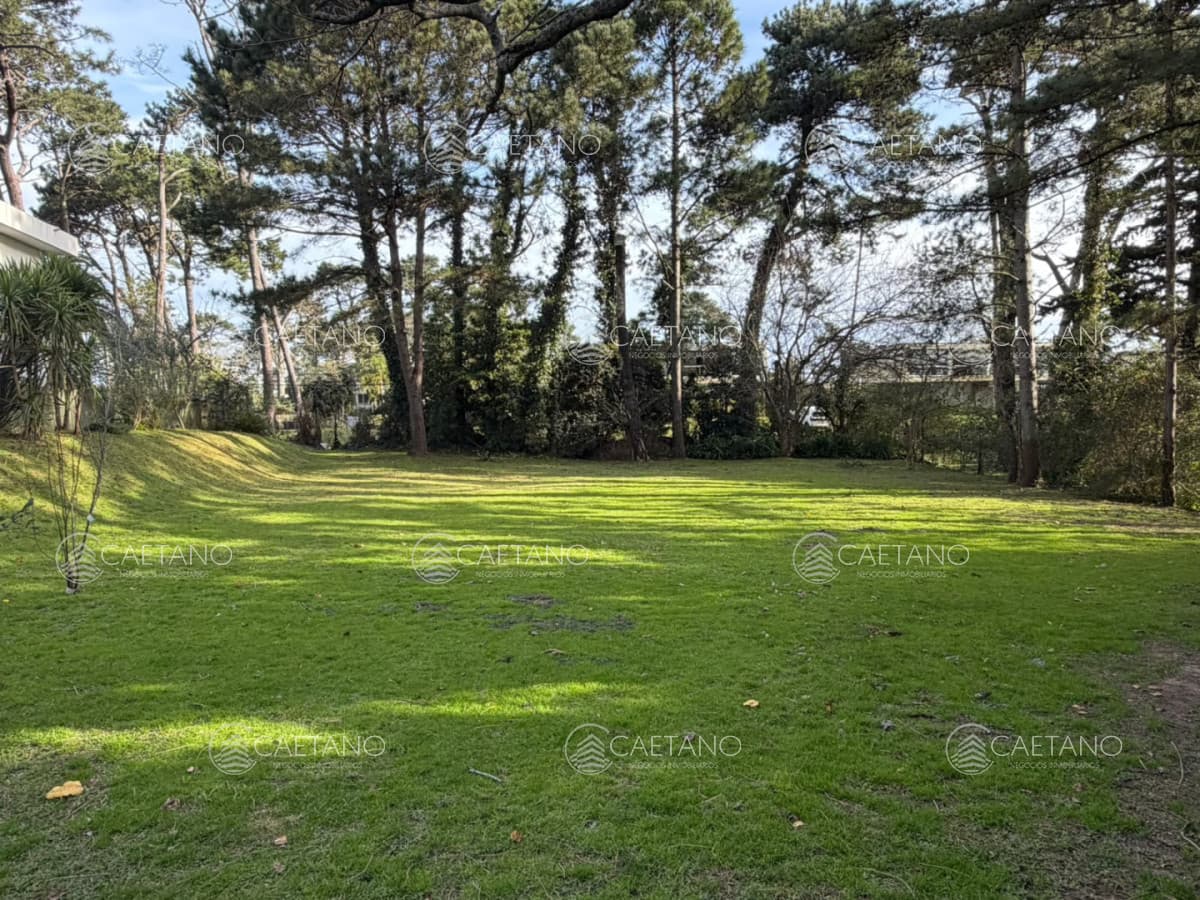 Venta terreno Jardines de Cordoba. Punta del Este.