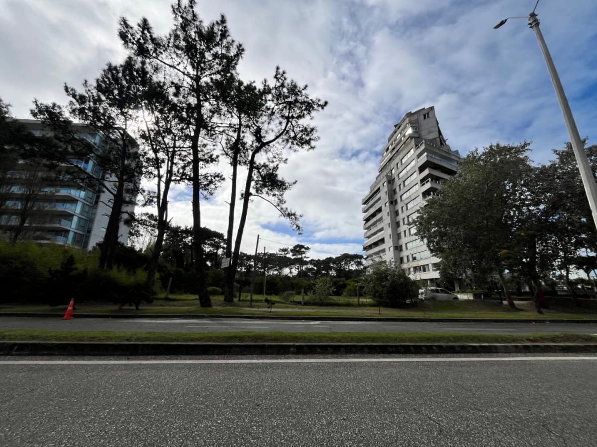 Venta terreno apto para edificio de 20 pisos sobre Roosevelt Punta del Este